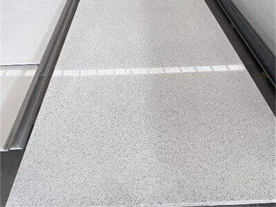Erfahren Sie die Vor- und Nachteile von künstlichem Quarzstein im Vergleich zu Granit-Arbeitsplatten
